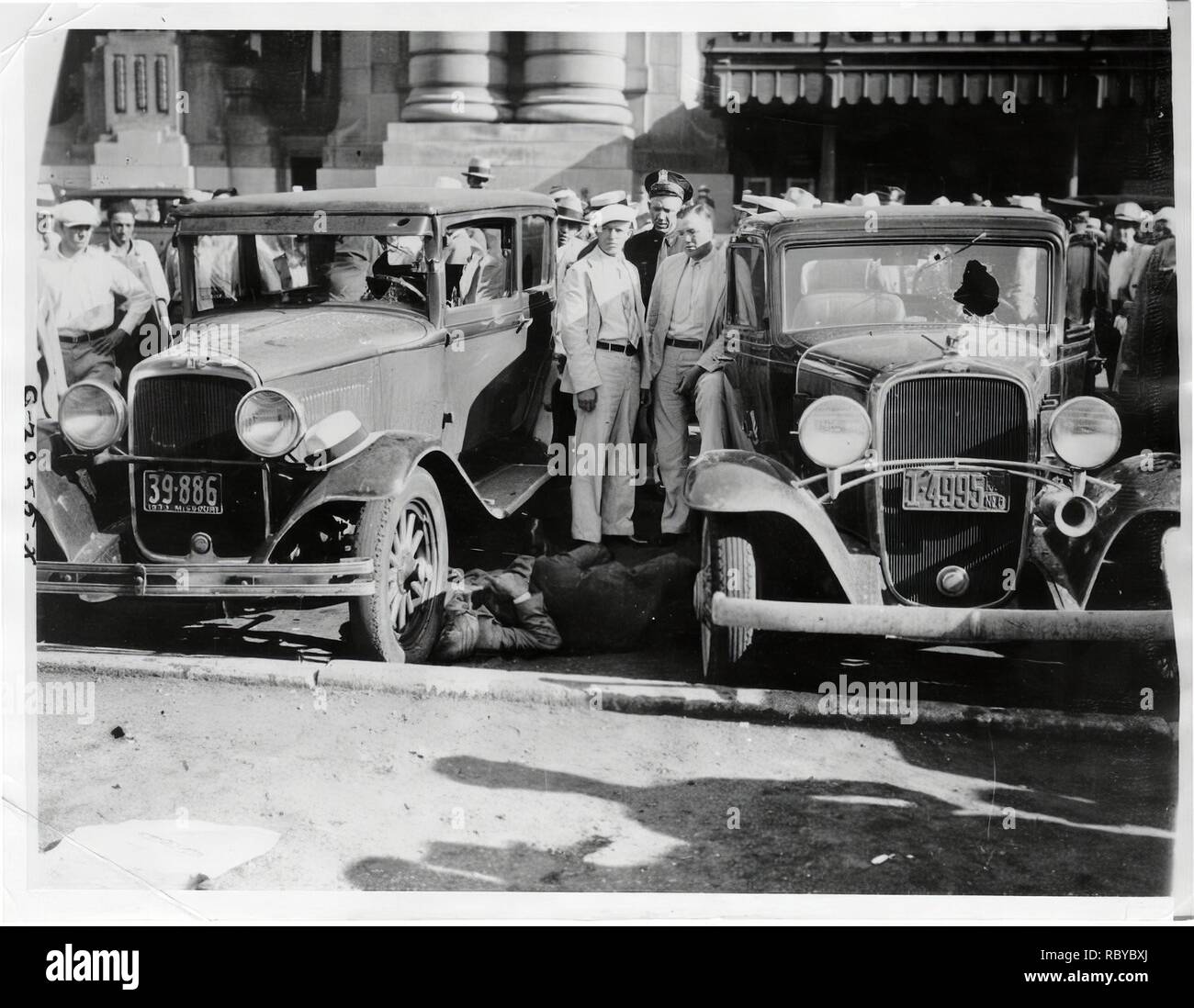 the-kansas-city-massacre-ocurred-on-the-morning-of-june-17-1933-law-enforcement-officers-were-escorting-bank-robber-frank-nash-back-to-prison-when-they-were-ambushed-by-outlaws-RBYBXJ.jpg
