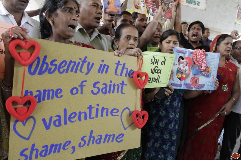 india-valentine-day-protest-2012-2-14-8-30-21.jpg