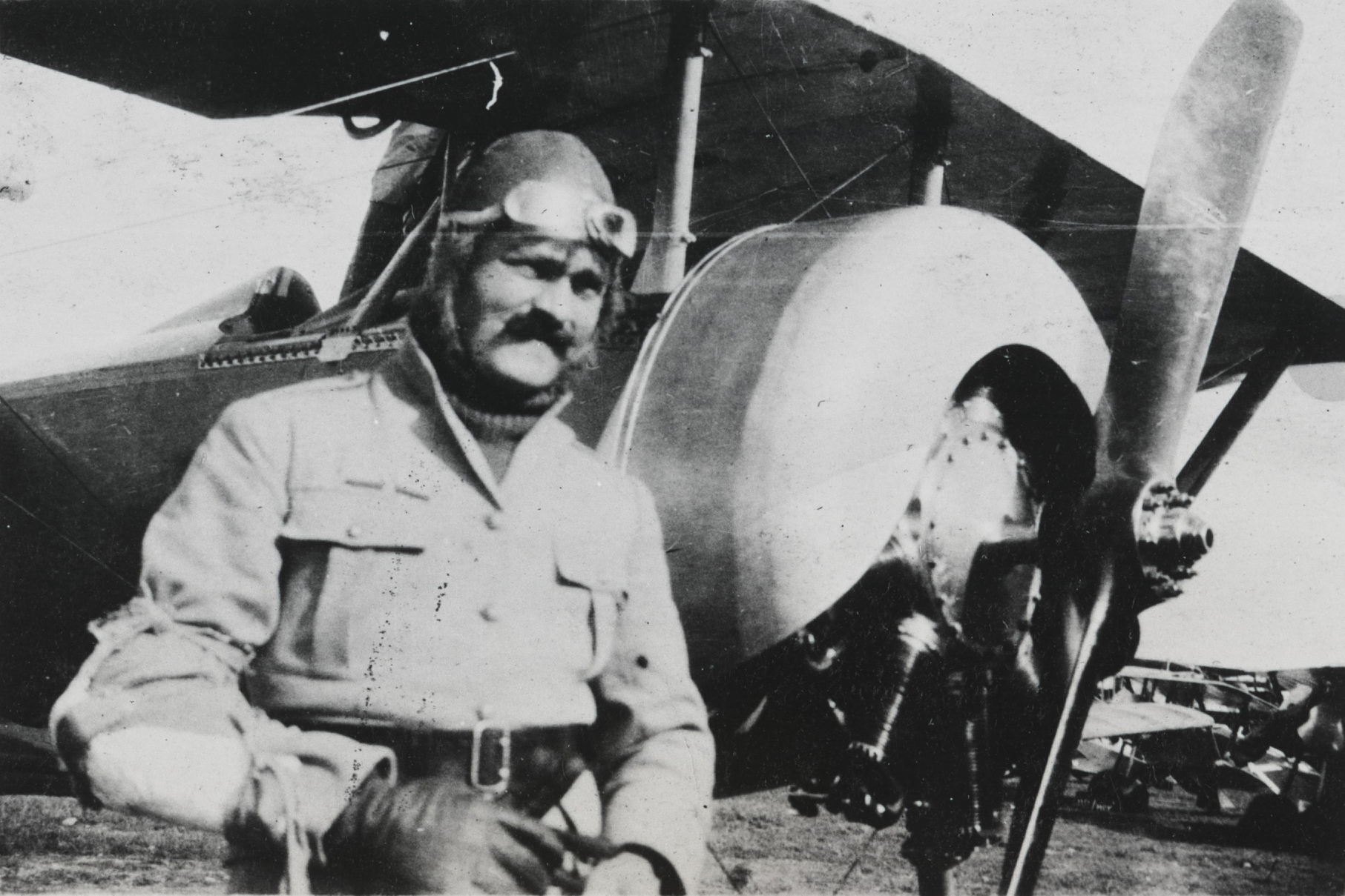 William_Thaw%2C_right_arm_in_a_cast%2C_member_of_the_Lafayette_Escadrille_stands_in_front_of_a_Nieuport_XVI.jpg