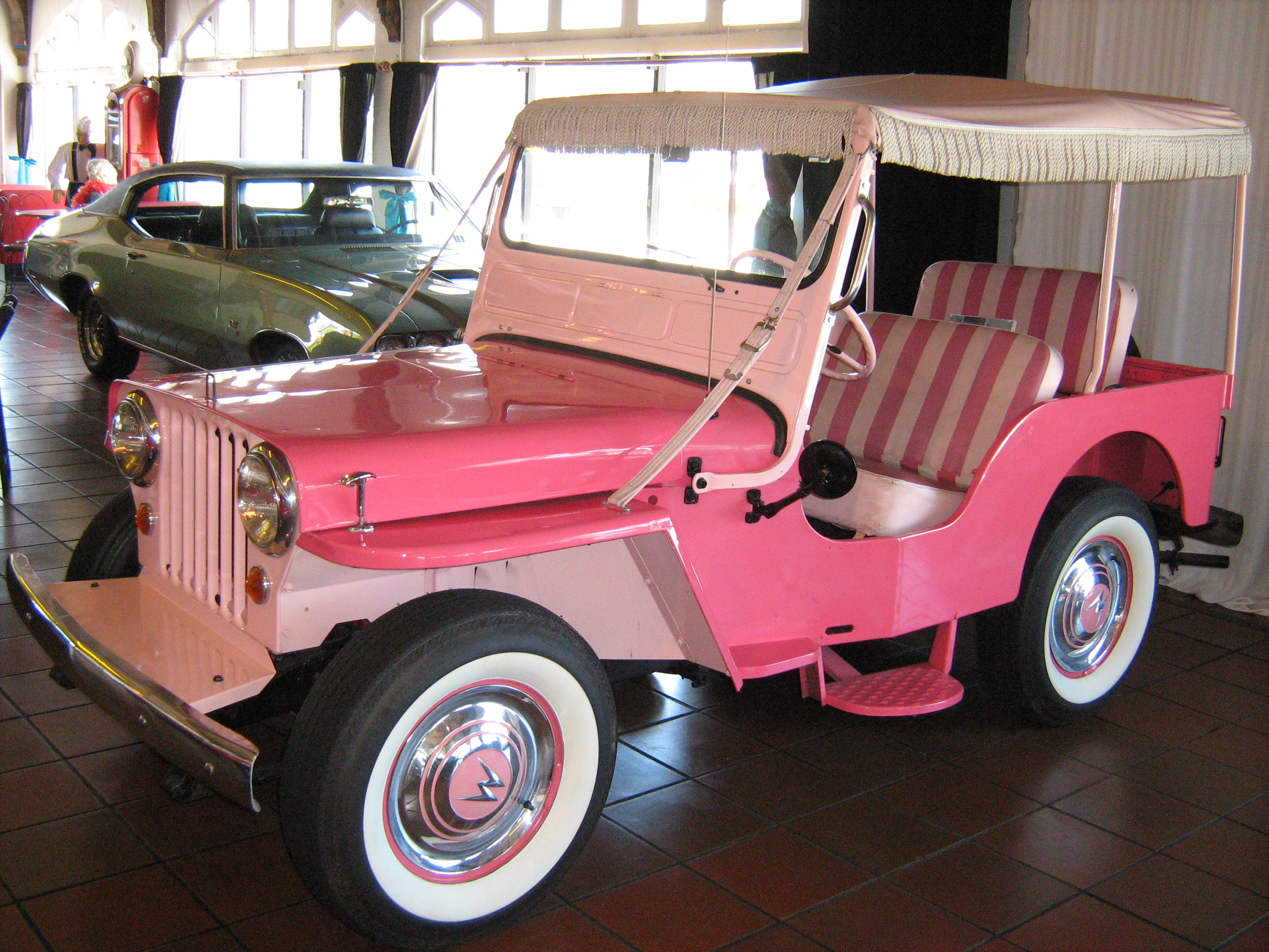 1965-Willys_Jeep_Gala_Surrey_pink.jpg