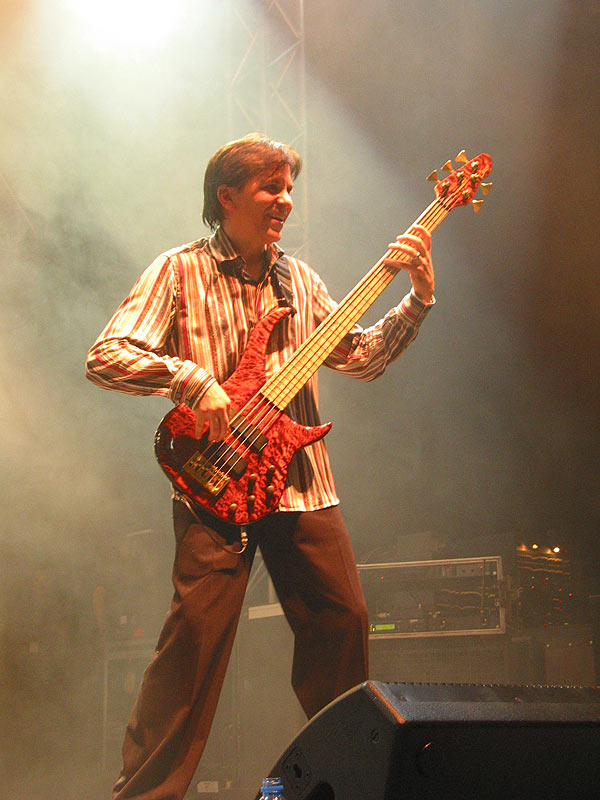 Mike_Porcaro_with_bass_guitar.jpg