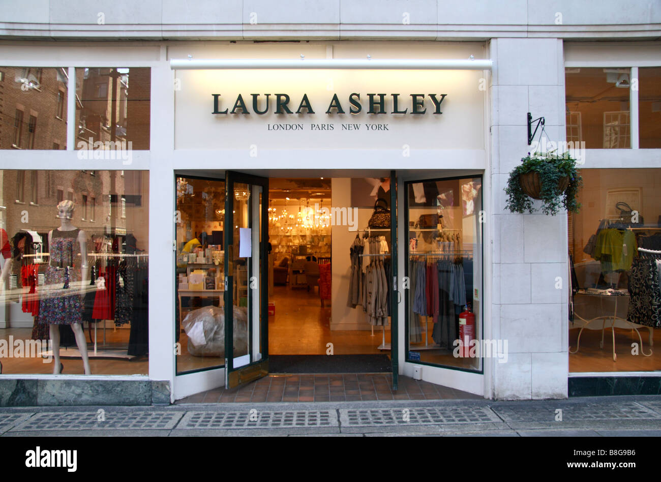 the-entrance-to-the-laura-ashley-home-furnishings-shop-on-sloane-street-B8G9B6.jpg