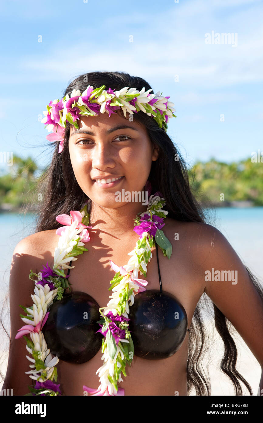 young-polynesian-dancer-in-the-cook-islands-BRG78B.jpg