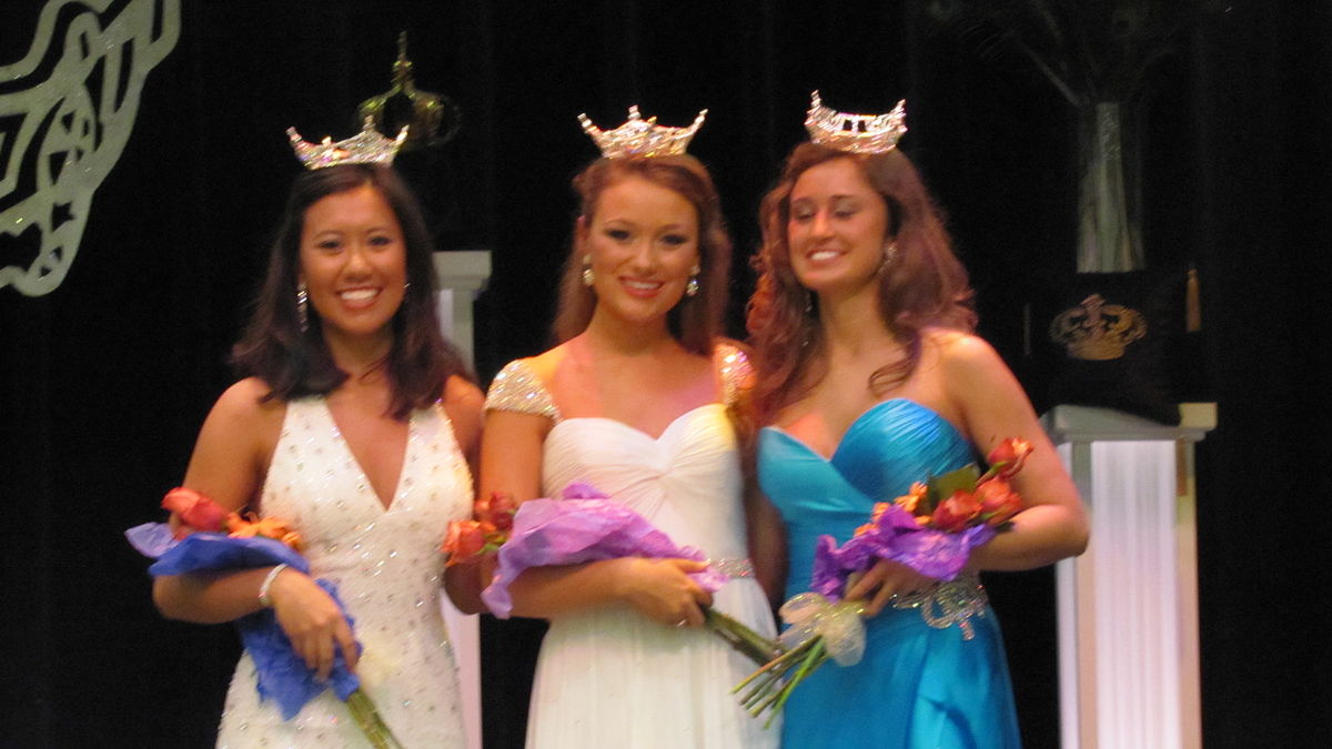 1200px-Winners_of_the_Miss_Berean_Area_Pageant_2011.jpg